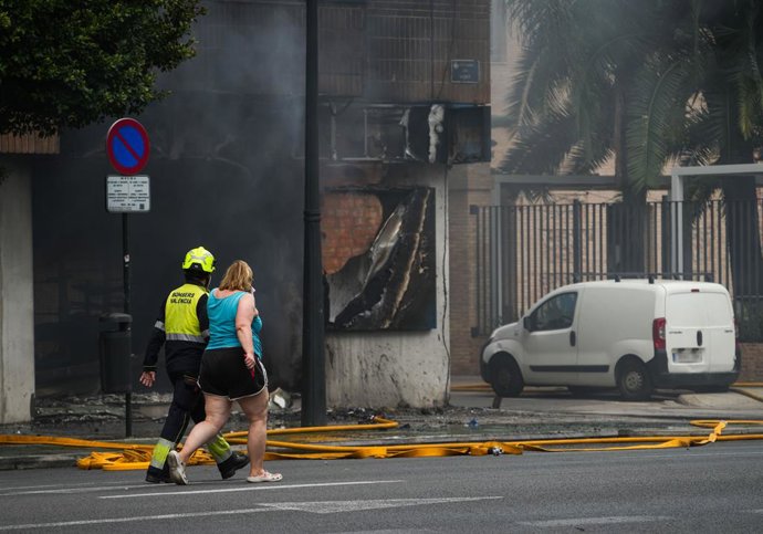 Imatge de l'incendi registrat en un establiment comercial de l'avinguda del Port de València el passat 8 de juliol que va afectar a diferents habitatges de l'entorn.  