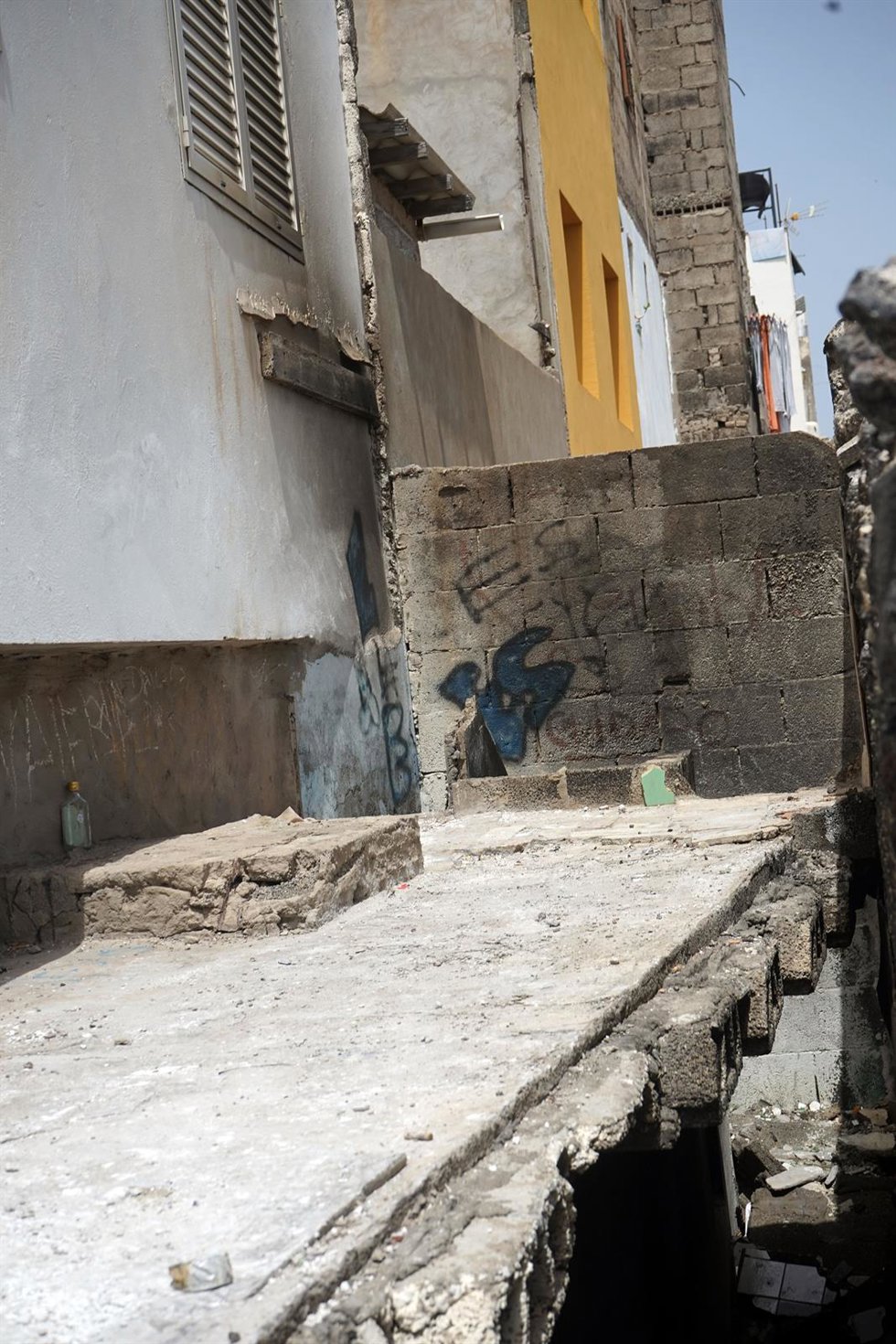 Fachada de la vivienda en la calle Roque Nublo donde ocurriendo los hechos, a 16 de julio de 2025, en el barrio de La Isleta, en Las Palmas de Gran Canaria, Gran Canaria, Canarias (España). Una menor de 17 años se encuentra en estado crítico en el Hospi