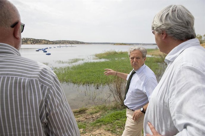 El presidente de la Diputación de Córdoba, Salvador Fuentes, visita el embalse de La Colada.