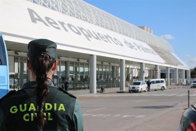 Agente de la Guardia Civil en el aeropuerto de Palma