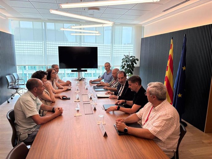 El conseller de Justicia y Calidad Democrática, Ramon Espadaler, y representantes sindicales en la reunión para el acuerdo