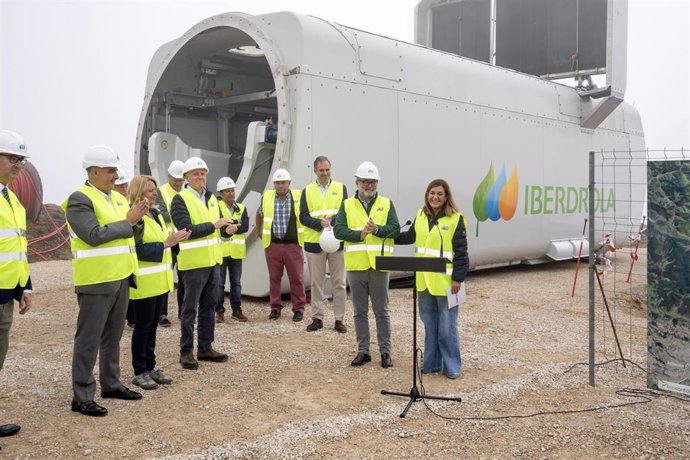 La presidenta de Cantabria, María José Sáenz de Buruaga, junto a representantes de Biocantaber y consejeros en su visita las obras del parque eólico El Escudo