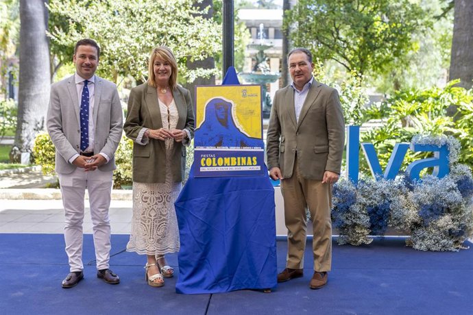 La alcaldesa de Huelva, Pilar Miranda; el presidente de la Diputación, David Toscano; y el conceja de Cultura, Nacho Molina, en la presentación de Las Colombinas 2025.