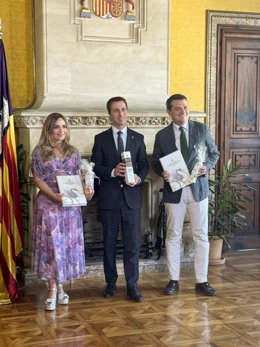 La delegada de Turismo de la Diputación de Córdoba, Narci Ruiz, y el alcalde de la capital cordobesa, José María Bellido (dcha.), en uno de los actos institucionales en Palma de Mallorca.