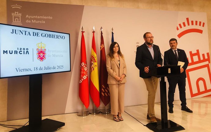 Archivo - El concejal de Desarrollo Urbano y Ciudad Inteligente de Murcia, José Guillén, acompañado de los ediles Rebeca Pérez y Fulgencio Perona