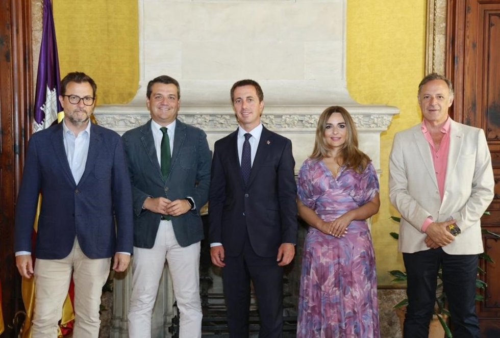 Reunión de Lloren Galmés con autoridades cordobesas en el Palau Reial