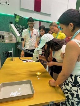 Alumnos durante la Escape Room 'Código Bio: Misión Hospitalaria'.
