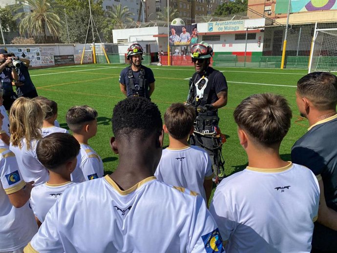 Bomberos del Consorcio Provincial de Málaga hablan en el 'Campus Mentalidad Brahim' ante un grupo de niños y niñas.