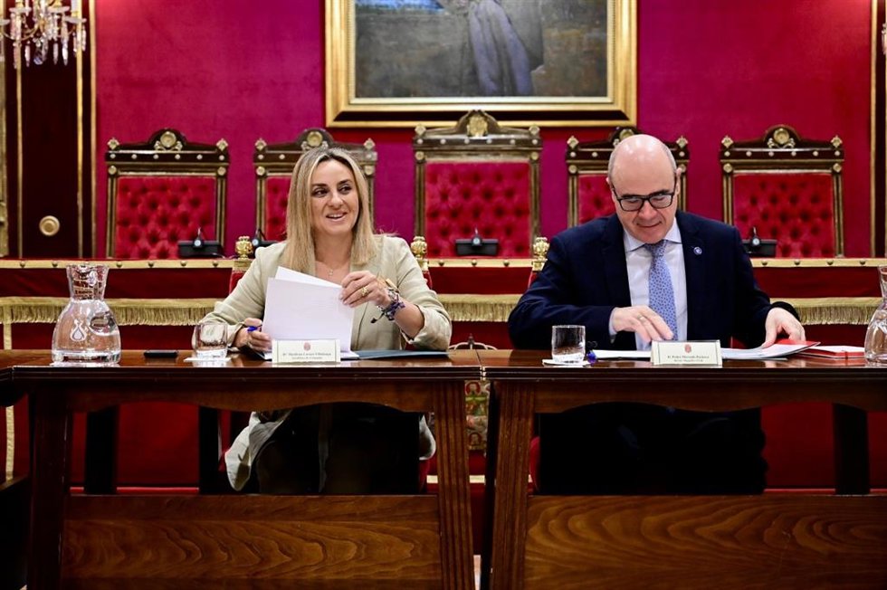 Archivo - La alcaldesa de Granada, Marifrán Carazo, y el rector de la UGR, Pedro Mercado, en imagen de archivo