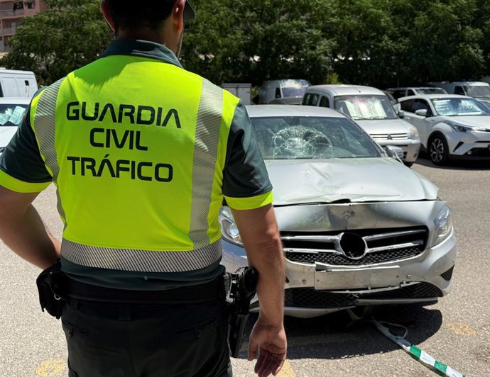Veículo envolvido no acidente na frente de um policial