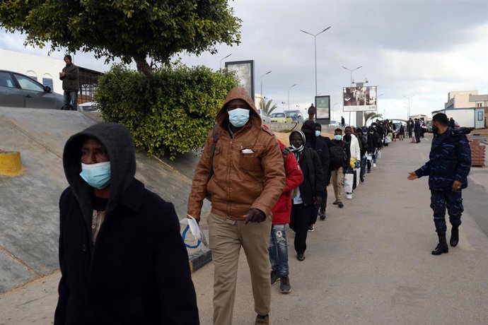 Archivo - (211216) -- TRIPOLI, Dec. 16, 2021 (Xinhua) -- Immigrants walk at Mitiga International Airport in Tripoli, Libya, Dec. 15, 2021. A total of 138 illegal immigrants were voluntarily deported from Libya to Sudan on Wednesday.