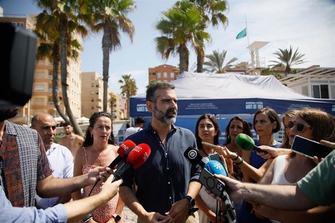 El consejero de Agricultura, Pesca, Agua y Desarrollo Rural de la Junta de Andalucía, Ramón Fernández-Pacheco, atiende a los medios en Almería.