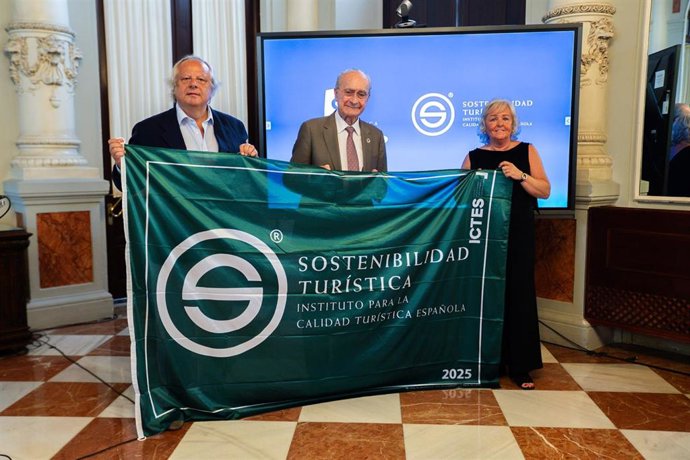 El alcalde de Málaga, Francisco de la Torre, acompañado por la concejala delegada de Servicios Operativos, Playas y Fiestas, Teresa Porras, y el presidente del Instituto para la Calidad Turística Española y la Sostenibilidad (Ictes), Miguel Mirones