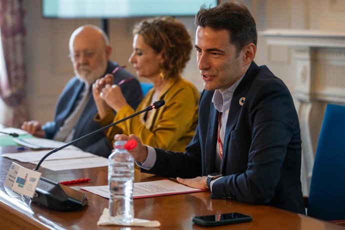 En primer plano, el secretario general del PSOE de Cantabria, Pedro Casares, interviene en un curso sobre desigualdades en la UIMP junto a la vicepresidenta primera y ministra de Hacienda, María Jesús Montero, y el presidente del CIS, José Félix Tezanos