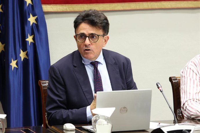 El presidente del TSJC, Juan Luis Lorenzo, en la presentación de la memoria anual en el Parlamento de Canarias
