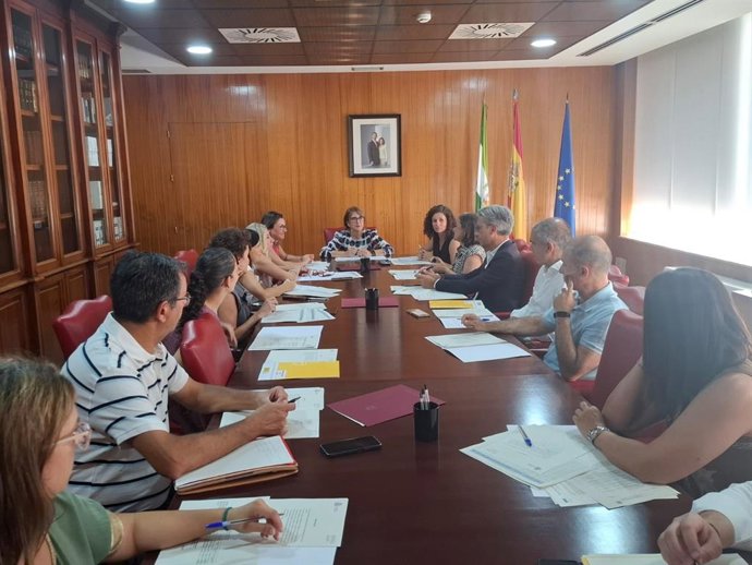La subdelegada del Gobierno de España en Córdoba, Ana López, preside la reunión de la comisión provincial de seguimiento del PFEA.