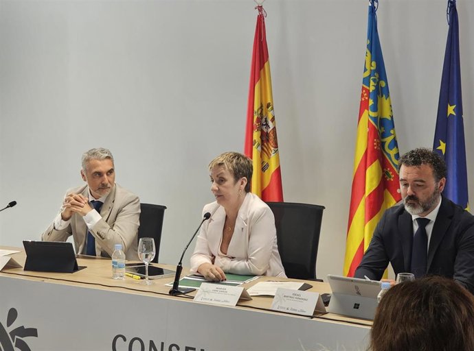 La consellera de Innovación, Industria, Comercio y Turismo, Marián Cano (c), durante la reunión del Consell Valencià de Turisme celebrada este viernes en Alicante