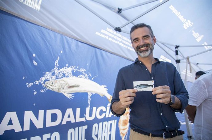 El consejero de Agricultura, Pesca, Agua y Desarrollo Rural de la Junta de Andalucía, Ramón?Fernández-Pacheco, durante la presentación de la campaña 'Andalucía, mares que saben' en Almería.