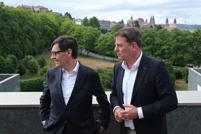 El presidente de la Generalitat de Catalunya, Salvador Illa (i), y el secretario xeral del PSdeG, José Ramón Gómez Besteiro (d), se reúnen para tratar asuntos de actualidad, en el Hotel NH Collection, a 18 de julio de 2025, en Santiago de Compostela, A Co