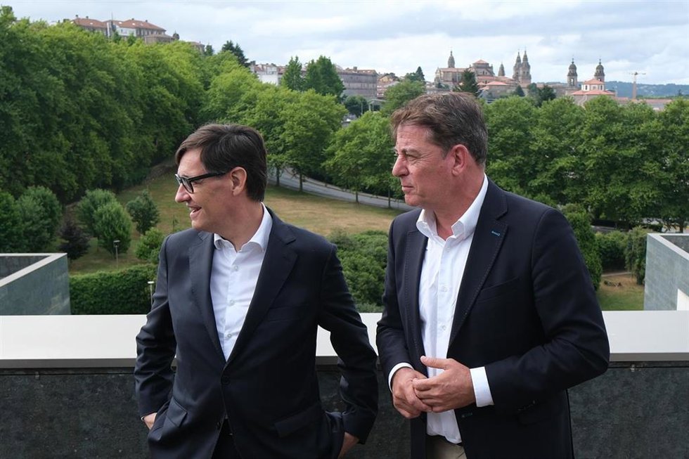 El presidente de la Generalitat de Catalunya, Salvador Illa (i), y el secretario xeral del PSdeG, José Ramón Gómez Besteiro (d), se reúnen para tratar asuntos de actualidad, en el Hotel NH Collection, a 18 de julio de 2025, en Santiago de Compostela, A 