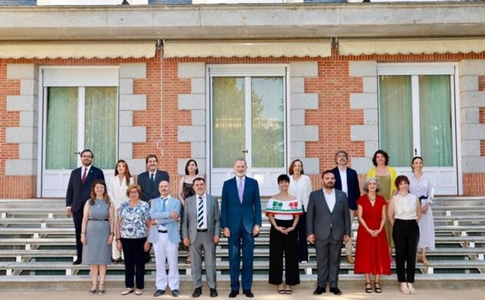 Fotografía de grupo de Don Felipe junto a los galardonados en la cuarta edición de los "Premios Archiletras de la Lengua"