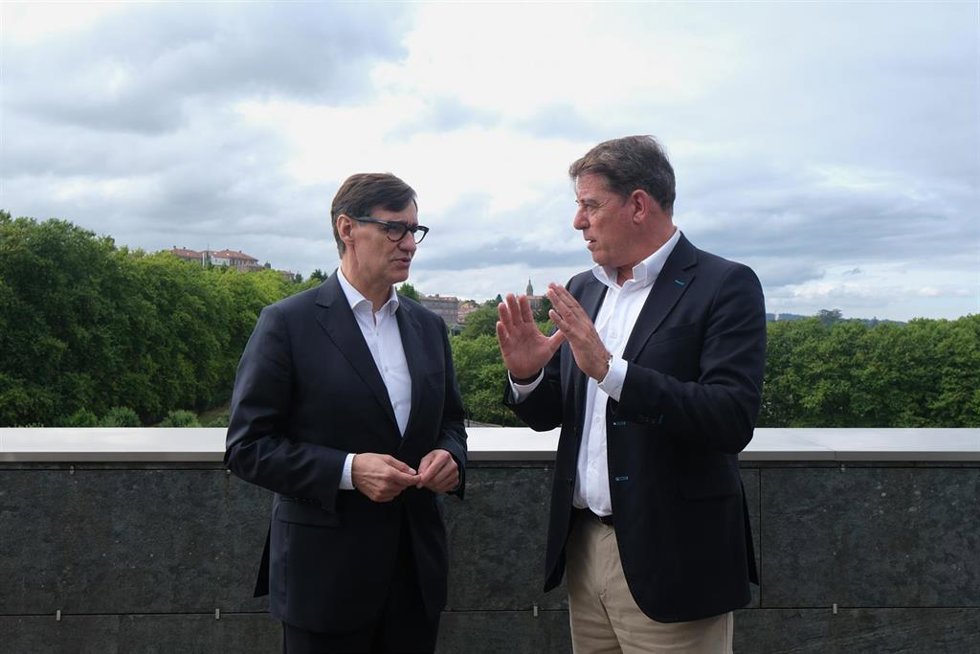 El presidente de la Generalitat de Catalunya, Salvador Illa (i), y el secretario xeral del PSdeG, José Ramón Gómez Besteiro (d), se reúnen para tratar asuntos de actualidad, en el Hotel NH Collection, a 18 de julio de 2025, en Santiago de Compostela, A 