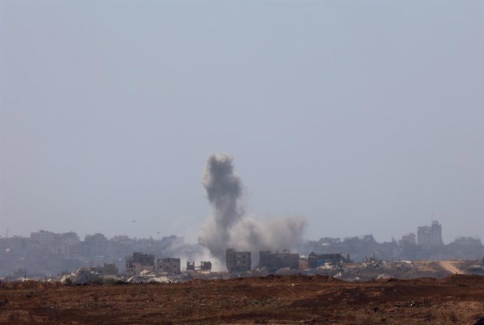 JERUSALÉM, 14 de julho de 2025 -- A fumaça sai dos prédios danificados após os ataques israelenses na Faixa de Gaza, vista da fronteira sul israelense com Gaza em 13 de julho de 2025. Pelo menos 58 palestinos foram mortos por ataques aéreos e tiros israel