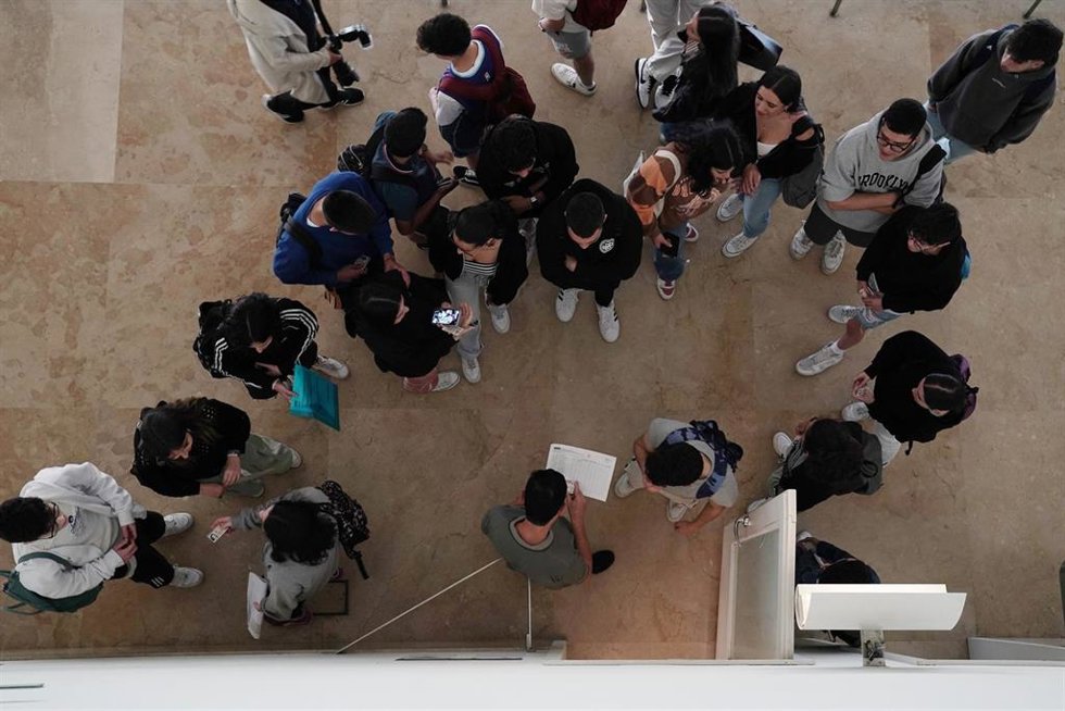 Archivo - Estudiantes en los pasillos de la Universidad el día que comienzan  los exámenes de las pruebas de acceso a la universidad 2023 en Galicia, en la facultad de Ciencias de la Comunicación de la Universidad de Santiago de Compostela, a 6 de junio