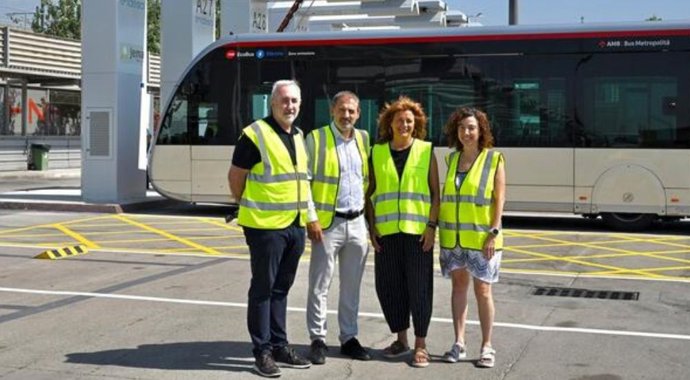 La presidenta de TMB y primera teniente de alcalde del Ayuntamiento de Barcelona, Laia Bonet, ha visitado la cochera de autobuses de Zona Franca.