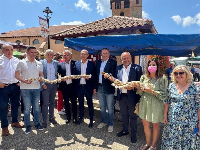 Diferentes representantes políticos en la inauguración de la Feria del Ajo en Santa Marina del Rey (León), entre ellos el delegado del Gobierno en Castilla y León, Nicanor Sen (cuarto por la izquierda).