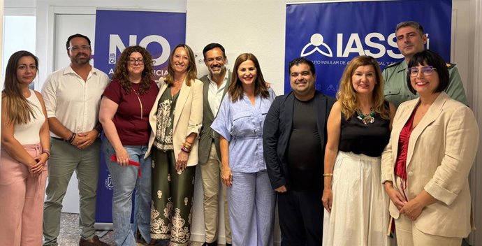 El vicepresidente del Cabildo de Tenerife, Lope Afonso, y la consejera de Acción Social, Águeda Fumero (c), en la inauguración de una oficina de atención a las víctimas de violencia de género