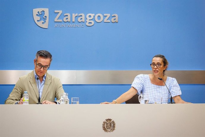 Los consejeros municipales de Urbanismo, Víctor Serrano, y de Políticas Sociales, Marian Orós, este viernes en la sala de prensa del Ayuntamiento para habar de los desalojos de Zamoray y Pignatelli