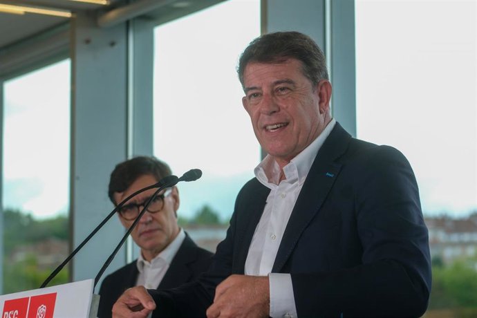 O secretario xeral do PSdeG, José Ramón Gómez Besteiro (d). intervén xunto ao presidente da Generalitat de Catalunya, Salvador Illa (i), durante unha rolda de prensa, no Hotel NH Collection, a 18 de xullo de 2025, en Santiago de Compostela, A Cor