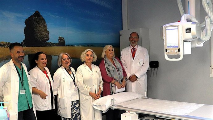 Visita de la delegada de Salud de la Junta en Huelva, Manuela Caro, a una de las salas de radiología convencional en el Hospital Vázquez Díaz.