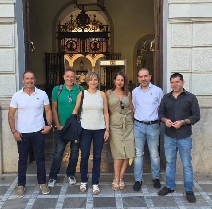 Reunión de representantes de CCOO con la concejal de Protección Ciudadana y Movilidad de Granada, Ana Agudo, en el centro en la imagen, con el secretario general del sindicato a la provincia, Daniel Mesa, a la derecha en la foto