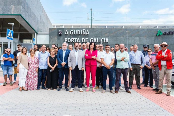 La secretaria xeral del PPdeG, Paula Prado, junto a diputados, alcaldes y portavoces populares en la estación de A Gudiña.
