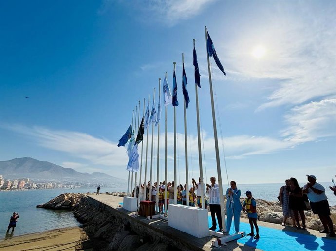 Un momento del acto de izado de las banderas