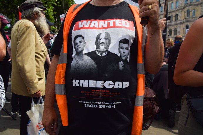 23 de junho de 2025, Londres, Inglaterra, Reino Unido: Um manifestante usa uma camiseta em solidariedade ao grupo de rap Kneecap enquanto os apoiadores da Palestine Action realizam um protesto na Trafalgar Square contra os planos do governo de proibir o g