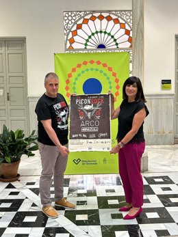 El alcalde de Jérez del Marquesado, José Ángel Pereda, y la diputada provincial de Cultura, Pilar Caracuel