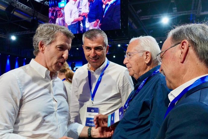 El presidente de la Ciudad Autónoma de Melilla, Juan José Imbroda, y de Ceuta, Juan Jesús Vivas, junto al líder del PP, Alberto Núñez Feijóo, en el último congreso nacional del PP.