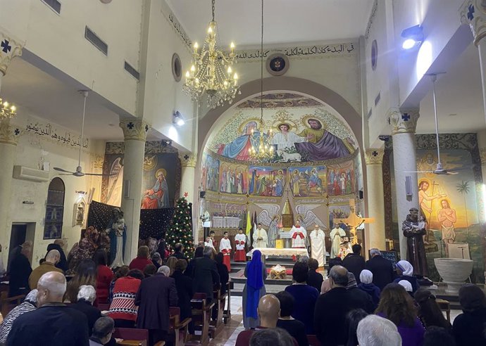 Archivo - December 24, 2024, Gaza City, Gaza Strip, Palestinian Territory: Palestinian Christians participate in the Christmas Mass at the Church of the Holy Family in Gaza City, on 24 December 2024. Amid the ongoing Israeli war on the Gaza Strip