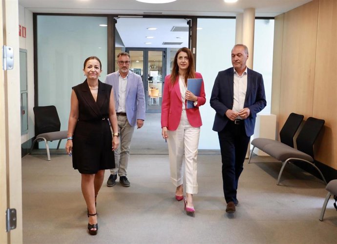 Las conselleiras do Medio Rural, María José Gómez, y do Mar, Marta Villaverde.