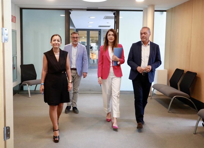 Las conselleiras do Medio Rural, María José Gómez, y do Mar, Marta Villaverde.