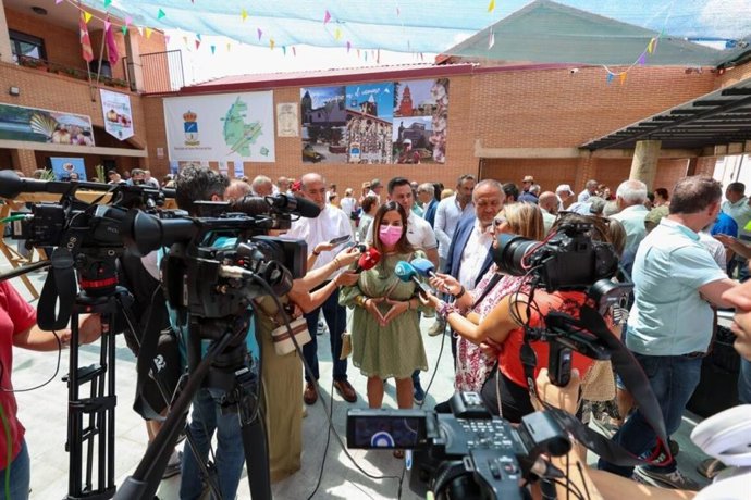 La vicesecretaria general del PSOE de Castilla y León (PSCyL), Nuria Rubio, durante su visita a la Feria del Ajo de Santa Marina del Rey (León).