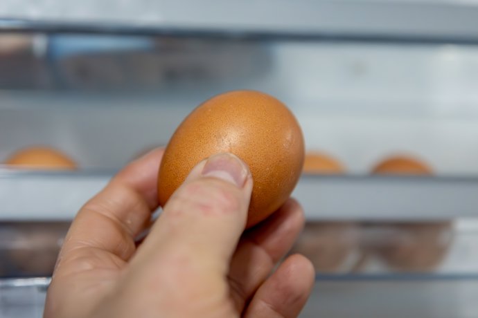 Una persona sostiene un huevo, a 19 de marzo de 2025, en Madrid (España).