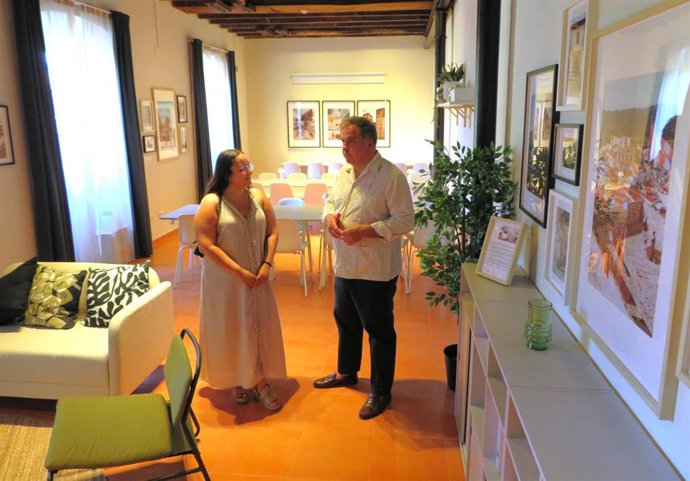 Visita del delegado de Empleo, Juan Carlos Duarte, al municipio de Aroche donde ha visitado las nuevas instalaciones para impartir FPE en compañía de la alcaldesa de la localidad.