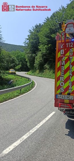 Los bomberos de Navarra atienden una salida de vía de un motorista en la carretera N-135 en Valcarlos.