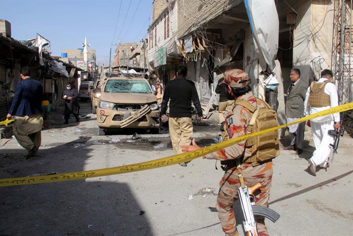 Archivo - February 28, 2025, Pakistan: QUETTA, PAKISTAN, FEB 28: View of site after motorbike blast at Jan Muhammad road in .Quetta on Friday, February 28, 2025. A security personnel among 10 others sustained injuries .when a motorcycle strapped with expl