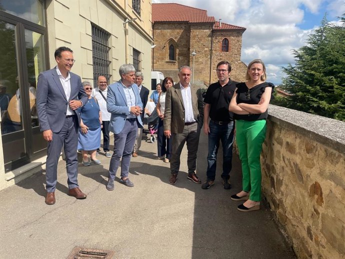 La vicepresidenta de la Junta y consejera de Familia e Igualdad de Oportunidades, Isabel Blanco, en el centro social 'Las cinco llagas' de Astorga (León).