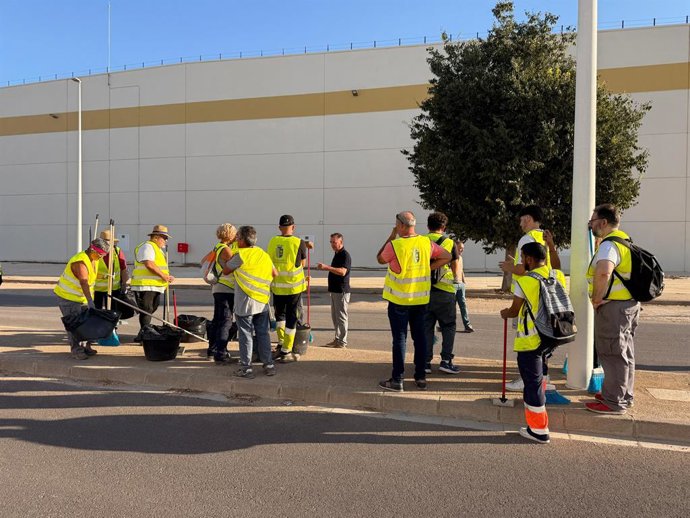 Els equips de neteja i jardineria que actuen en l'àrea industrial de Riba- roja i les brigades forestals desplegades a l'entorn del Parc Natural del Turia han començat els seus treballs amb intensitat durant les primeres setmanes del mes de juliol